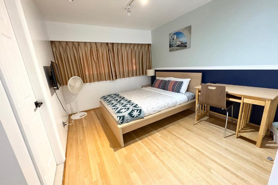 Oakridge House | Oakridge Garden Retreat - Spacious -Free Parking - Near Skytrain& YVR