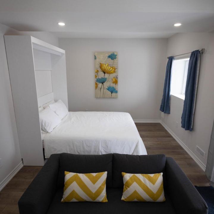 Innisfil House | Cozy Cove Retreat, Private Suite with Separate Entrance Near Friday Harbour, Barrie & Lake Simcoe
