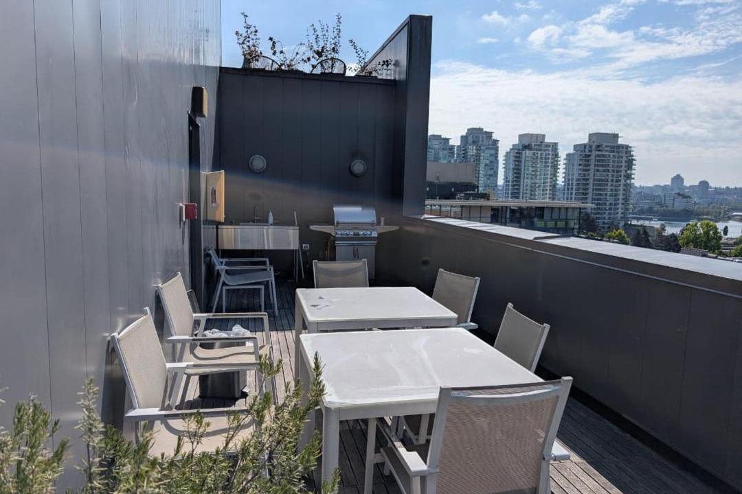 Chinatown Apartment | Modern, Bright & Central 1-Bed Downtown Apt close to Rogers Arena