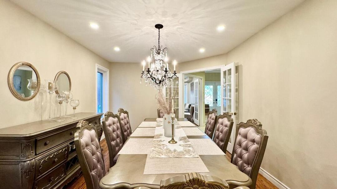East Credit House | Designer 4BR Retreat, Luxe Living & Family-Friendly Fun