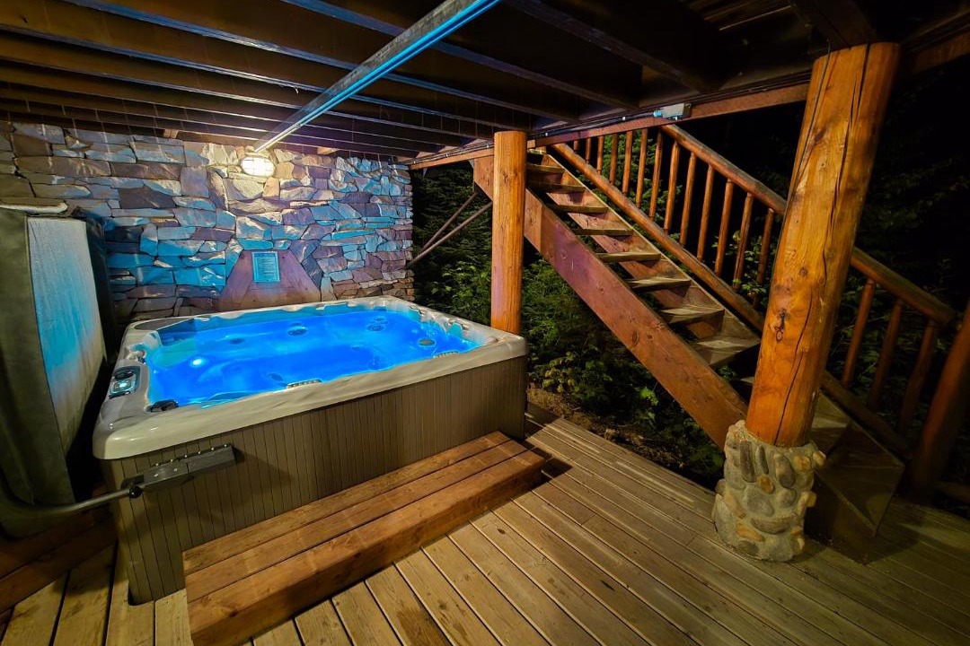 Golden House | GrizzPaw Lodge - Mountain Resort - 5 Bedroom Chalet - Sleeps 14 People