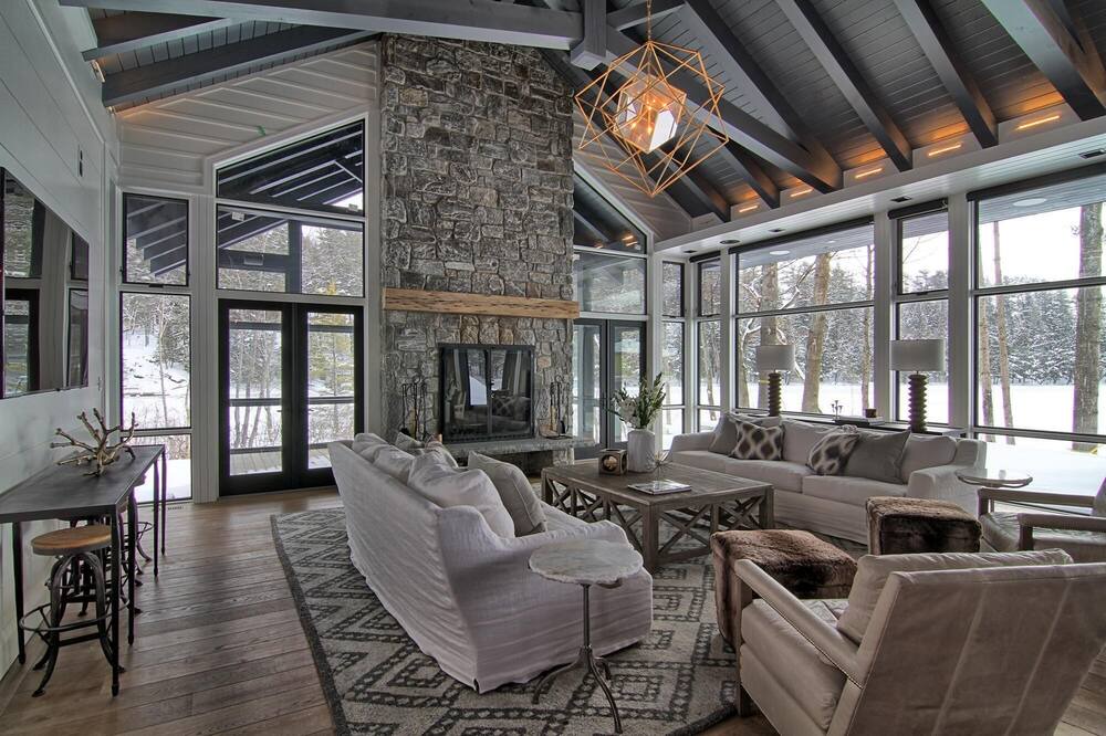 Photo of Livingroom in Muskoka Lakes