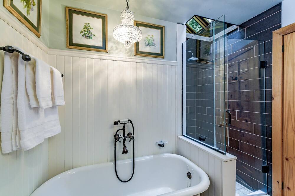 Photo of Bathroom in Port Carling