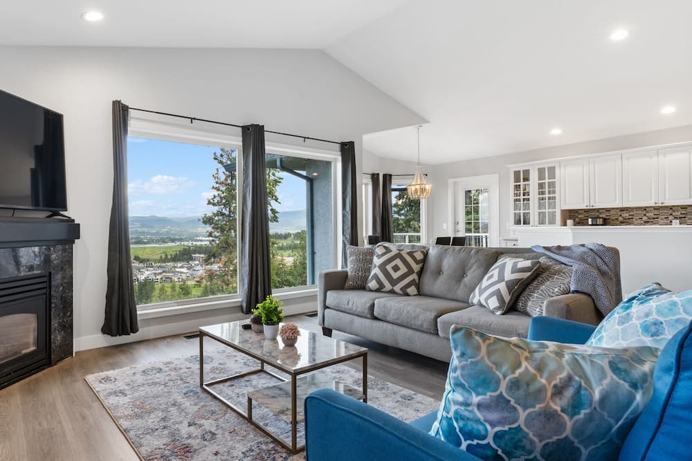 Photo of Livingroom in West Kelowna Estates
