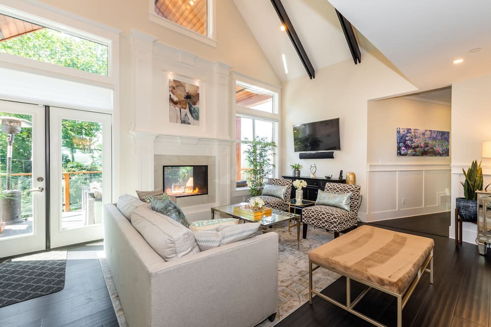 Photo of Livingroom in Eastern Hillsides