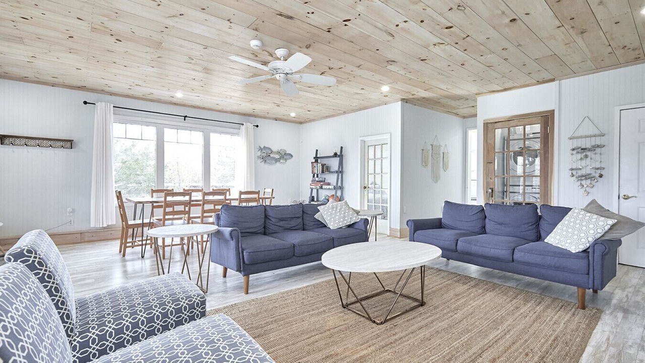 Photo of Livingroom in Honey Harbour