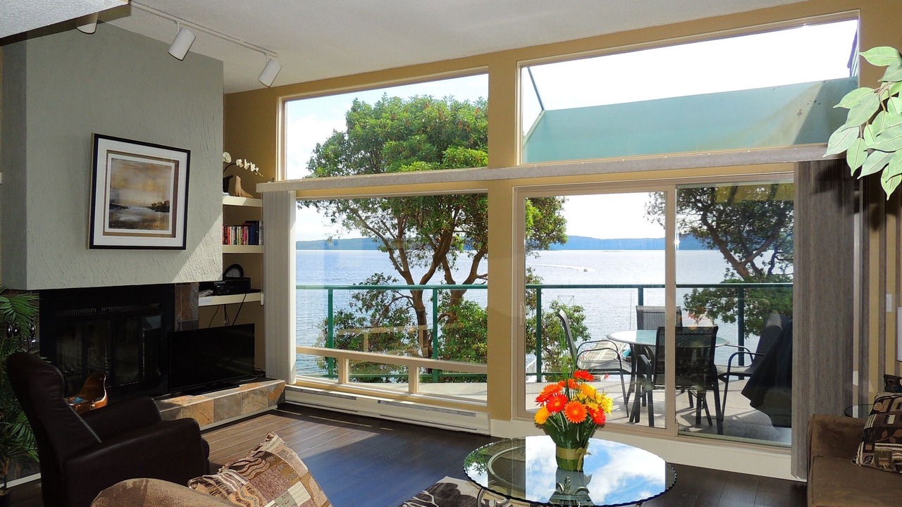 Photo of Livingroom in North Oyster