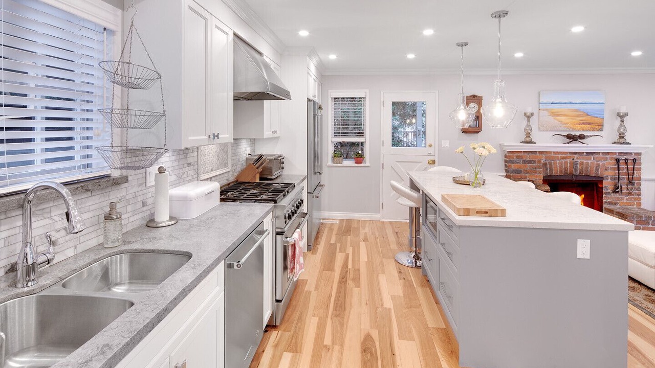 Photo of Kitchen in West Vancouver
