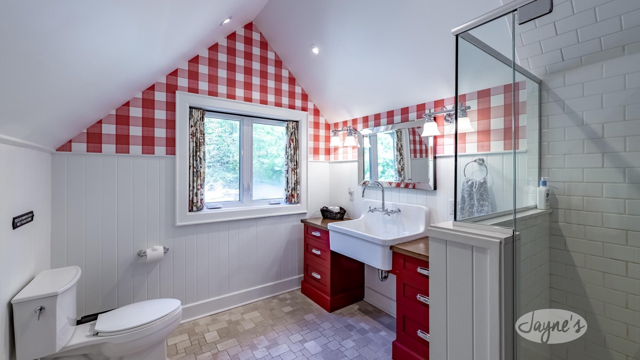Photo of Bathroom in Gravenhurst