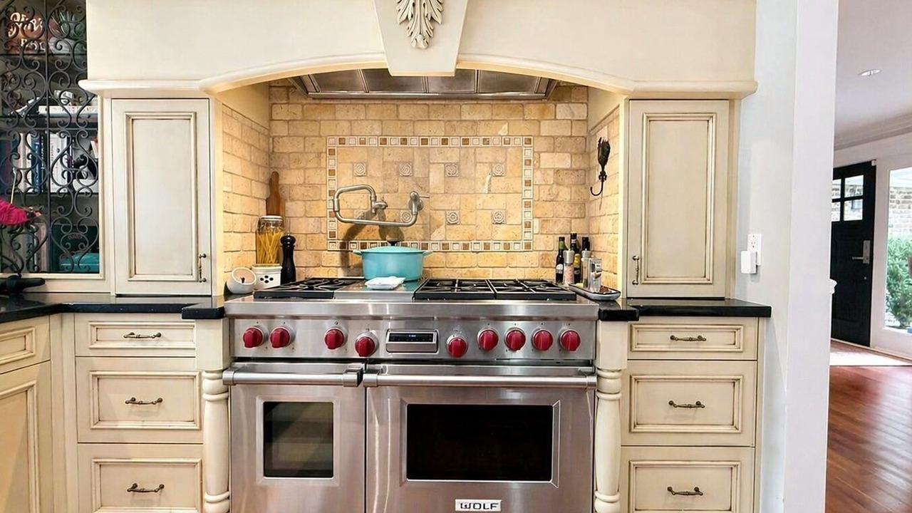 Photo of Kitchen in West Vancouver