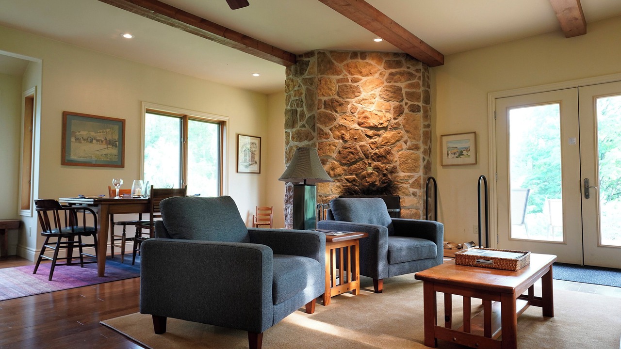Photo of Livingroom in Mono