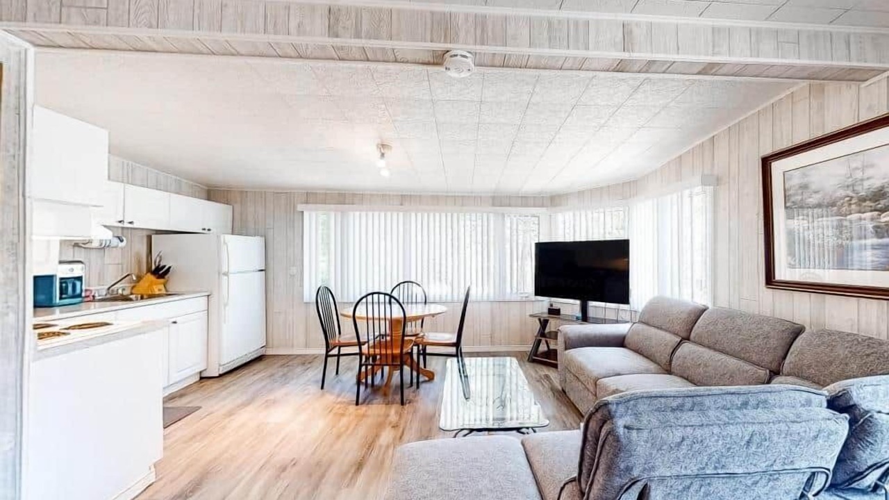Photo of Livingroom in Wasaga Beach