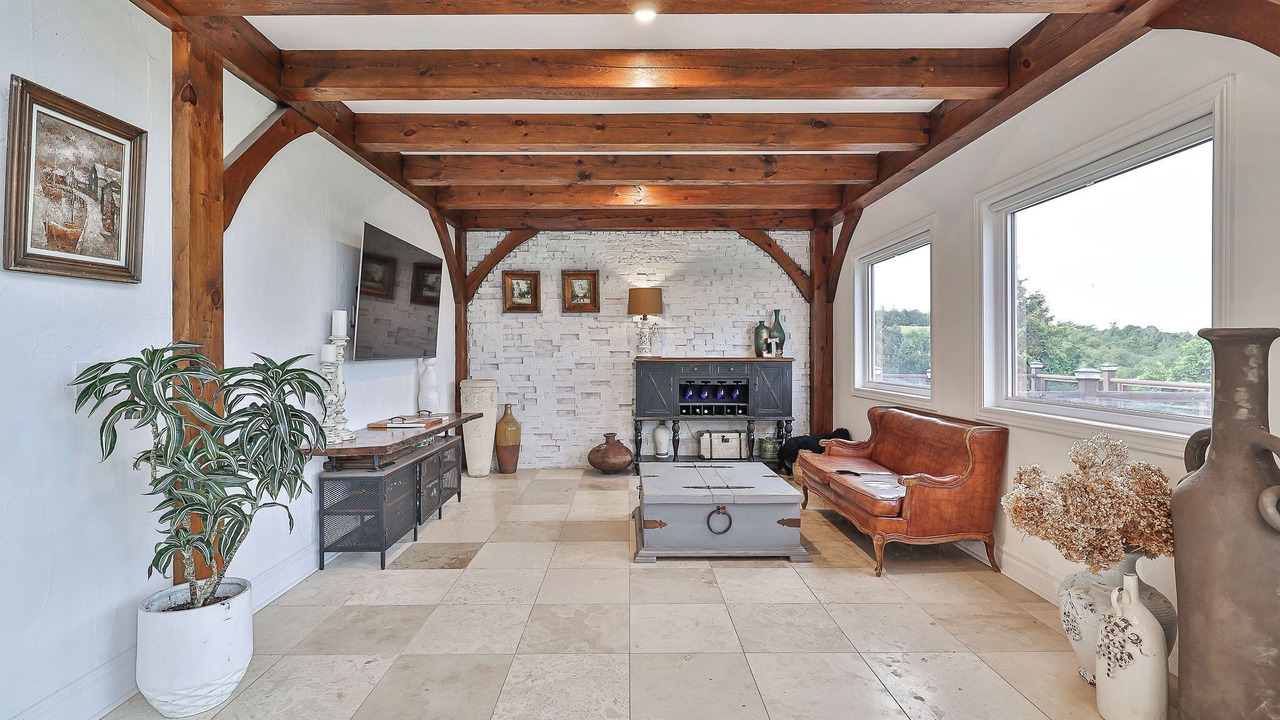 Photo of Livingroom in Mono