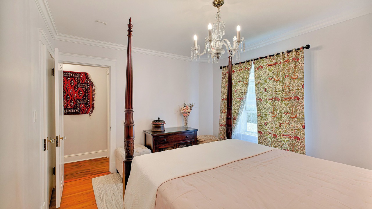 Photo of Bedroom in Queens Square