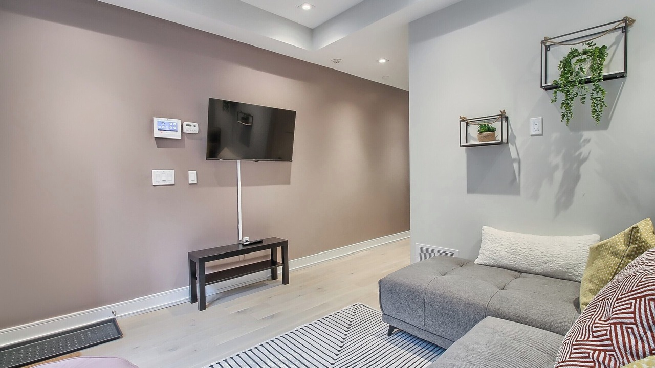 Photo of Livingroom in Bloor-Yorkville