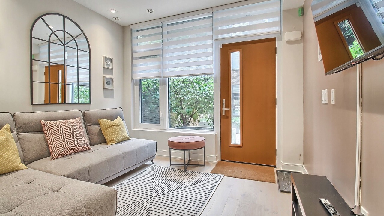 Photo of Livingroom in Bloor-Yorkville