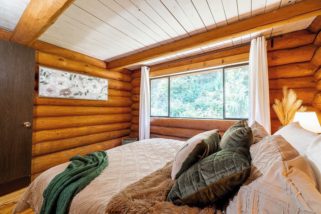 Photo of Bedroom in Hemlock Valley