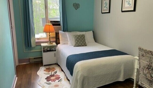 Small Single Room with Queen Bed, 1 guest Only