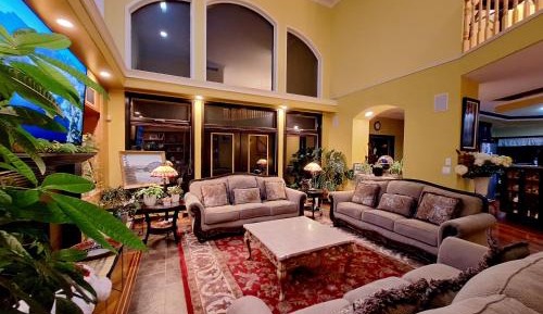 Deluxe Queen Suite