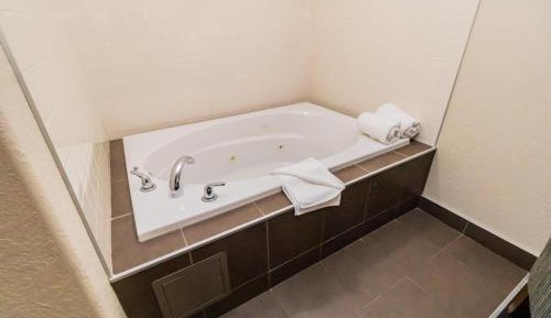 King Suite with Spa Bath and Fireplace - Non-Smoking