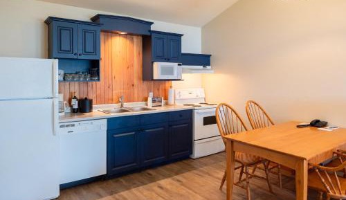 One-Bedroom Cottage with Two Queen Beds