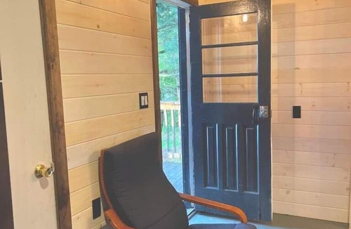 Muskoka Lakes Cabin | HK’S Love Den (Premium Lakefront View~ Muskoka Lake Cottages #1)