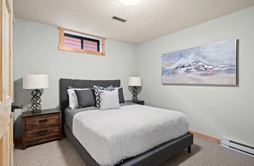 Invermere House | SPACIOUS 3,000 sq2 Luxury Home | PRIVATE Pool & Hot Tub | STEPS to Kinsmen Beach