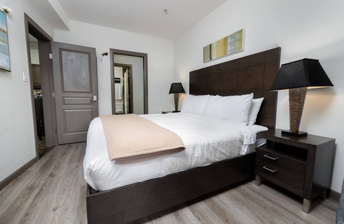 South Pandosy Condo | 💫 Lake Resort upgraded spacious dream vacation home with GYM near beach