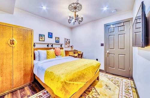 Knight House | Neocolonial Quarters