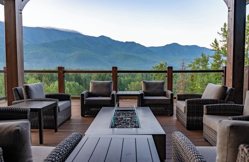 Fernie House | 7 BEDROOMS | SLEEPS 14 ADULTS | HOT TUB | POOL TABLE | LUXURY