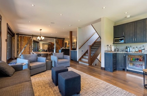 Fernie House | 7 BEDROOMS | SLEEPS 14 ADULTS | HOT TUB | POOL TABLE | LUXURY