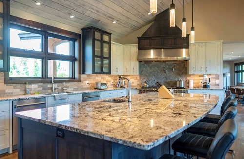 Fernie House | 7 BEDROOMS | SLEEPS 14 ADULTS | HOT TUB | POOL TABLE | LUXURY