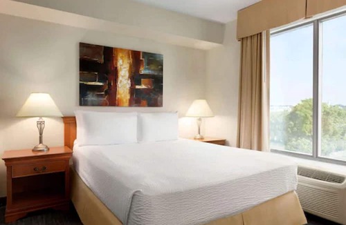 Niagara Falls Hotel | Days Inn & Suites by Wyndham Niagara Falls Centre St. By the Falls