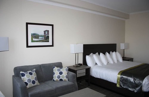 Paradise Hotel | Crossroads Inn & Suites