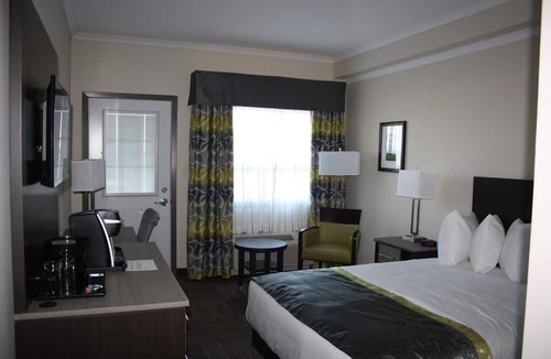 Paradise Hotel | Crossroads Inn & Suites