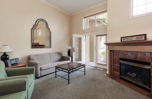 South Pandosy Apartment | Villa's At Eldorado Resort