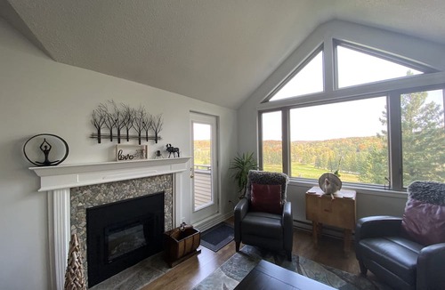 Huntsville Condo | Modern Muskoka Executive 2 Bedroom Condo/Loft. Minutes to the Provincial Parks!
