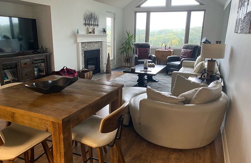 Huntsville Condo | Modern Muskoka Executive 2 Bedroom Condo/Loft. Minutes to the Provincial Parks!