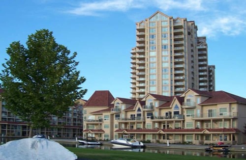 Kelowna Central Business District Condo | 3 Bedroom, 2 Bath Condo on 15th floor with stunning Lake View