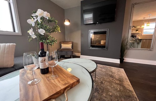 South London Apartment | Chic Stay in Wortley – Walk to Downtown & Parks