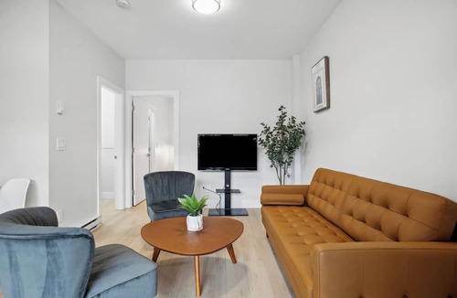 Central Lonsdale Apartment | Private 1BR Suite, New Build, 2 Guests, No Smoking