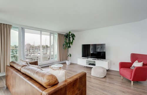 Inner Harbour Apartment | Coastal Duet – Breathtaking Views with Work Desk by Victoria Prime!