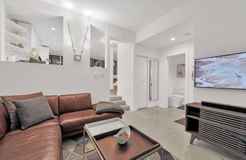 Coal Harbour House | Discover the Lively Spirit of Coal Harbour in the Heart of Downtown Vancouver