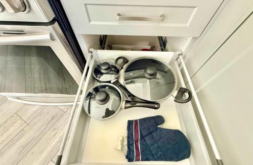Surrey House | Downtown Townhouse Free Parking near SkyTrain