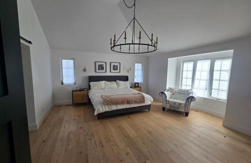 West Oakville Villa | Luxary Villa with Pool, Sauna, Hot Tub Sleeps 12