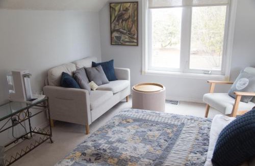 Jacksons Point Bed & Breakfast | Gypsy by the Lake Bed and Breakfast