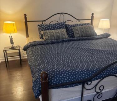 Mississauga House | Airy Room with King bed in Central Mississauga Near Airport