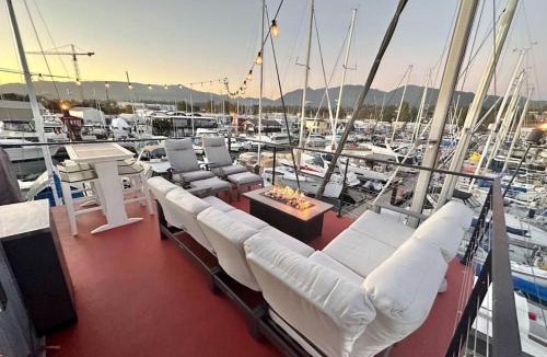 Lower Lonsdale Boat Rental | Mosquito Creek Floating Boat Shed