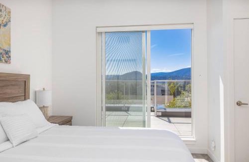 South Pandosy Apartment | 180 Mt View Huge Balcony 2BR 3Beds 2Bath 2Parkings Penthouse