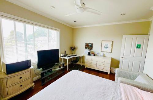 Richmond House | A lucky quiet en-suite on the second floor with independent entranceclose to YVR